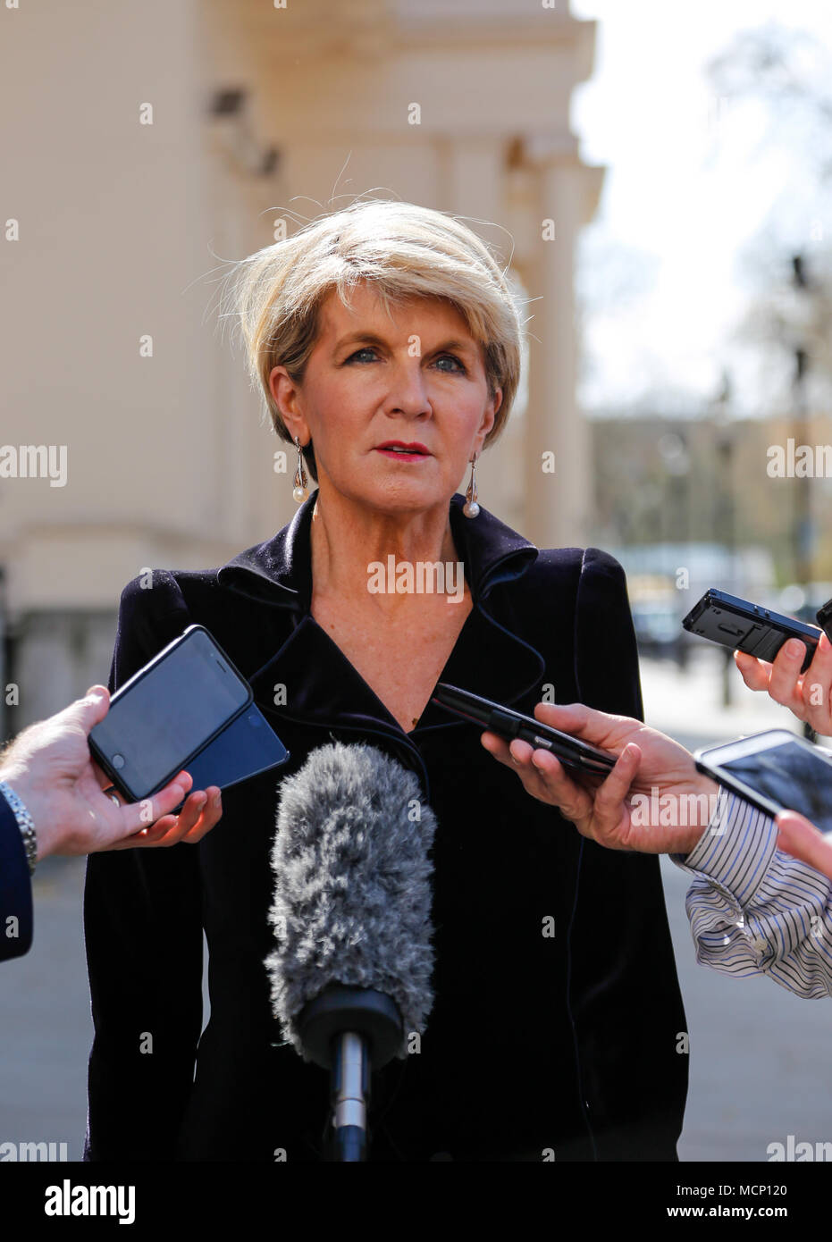 London, Großbritannien. 17 Apr, 2018. Australische Außenminister, Julie Bishop ist ein Interview auf den Straßen von London Commonwealth Regierungschefs Treffen in London, Vereinigtes Königreich, am 17. April 2018. Quelle: Michal Busko/Alamy leben Nachrichten Stockfoto