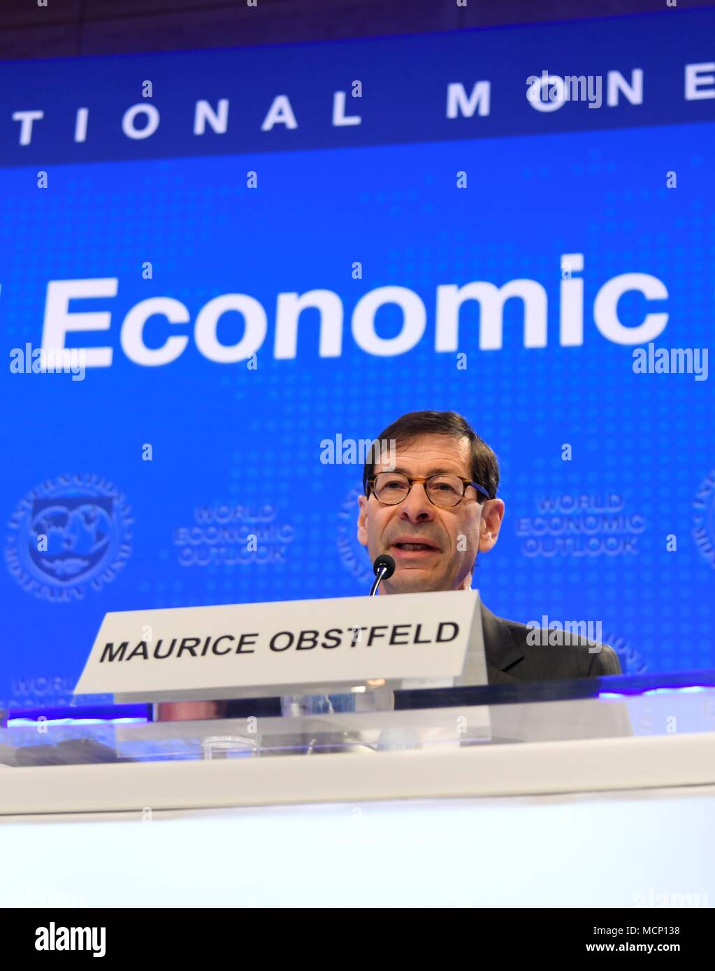 (180417) - Washington, April 17, 2018 (Xinhua) - Maurice Obstfeld, Wirtschaftsberater und Direktor der Forschung an den Internationalen Währungsfonds (IWF), spricht über die neu veröffentlichten World Economic Outlook in Washington D.C., USA, 17. April 2018. Der Internationale Währungsfonds am Dienstag hielt ihre Wachstumsprognosen für die Weltwirtschaft ist für dieses und das nächste Jahr unverändert, aber warnte vor einer möglichen breiten Handel Konflikt droht das globale Wachstum vorzeitig zu entgleisen. (Xinhua / Yang Chenglin) Stockfoto