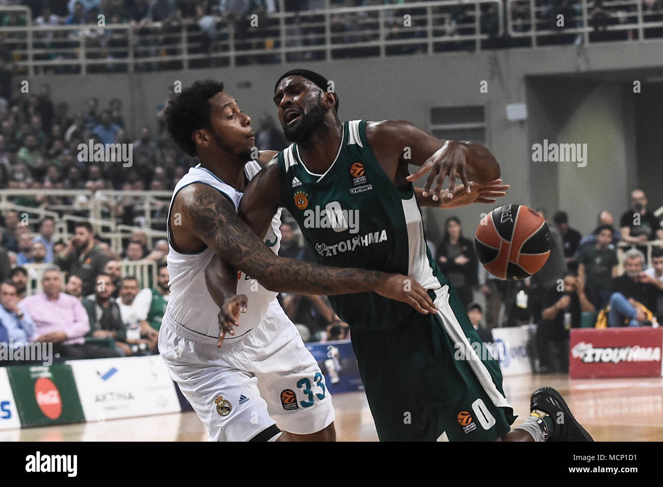 17. April 2018, Griechenland, Athen: Basketball Euroleague, Panathinaikos Athen vs Real Madrid: Panathinaikos' Chris Singleton (re.) in Aktion gegen Real Madrid Trey Thompkins (l). Foto: Angelos Tzortzinis/dpa Stockfoto