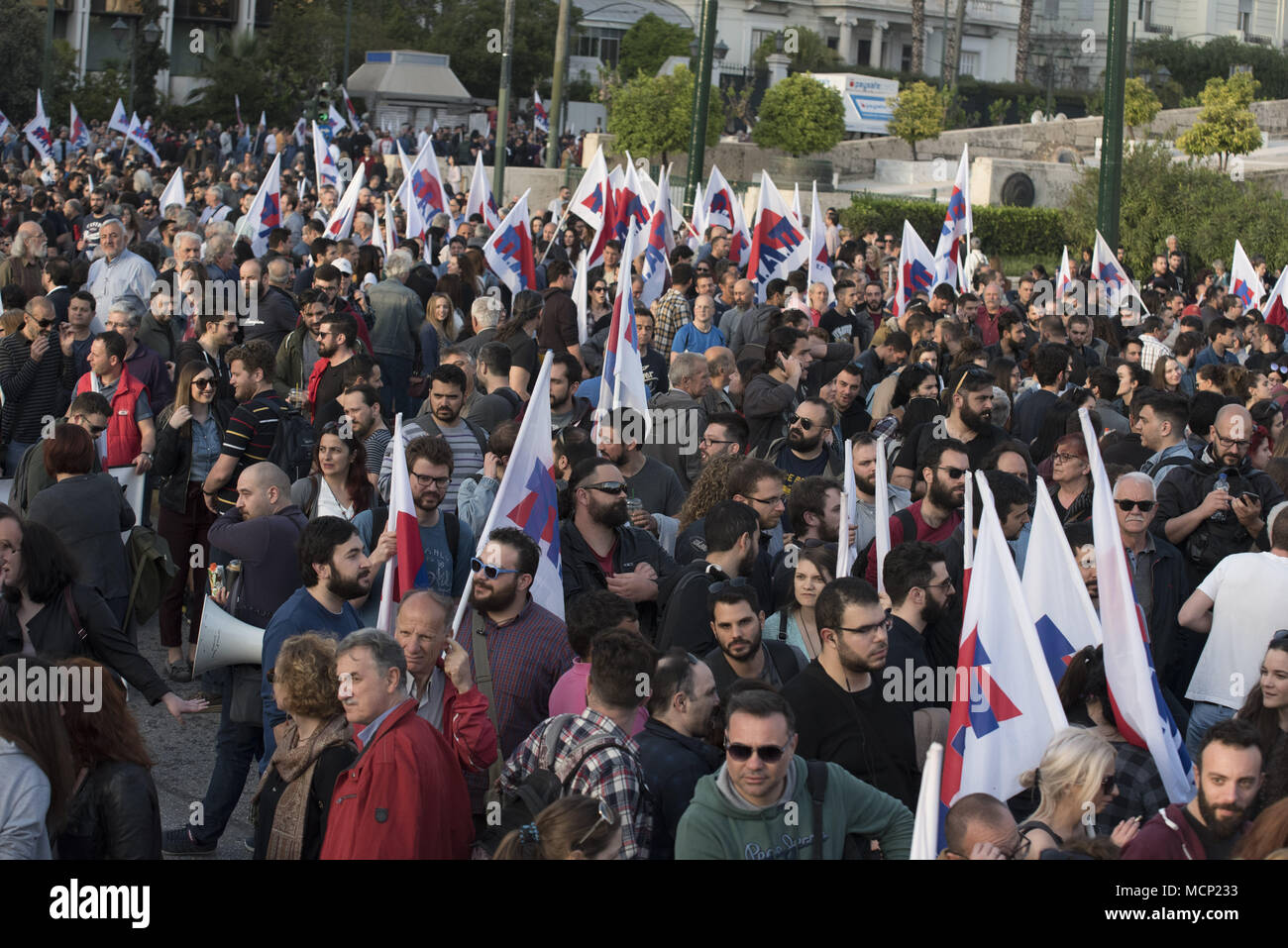 Athen, Griechenland. 17 Apr, 2018. Die Demonstranten halten Sie Banner und Shout Slogans gegen Trumpf, Mai und Längestrich. Tausende, Abgeordnete der Kommunistischen Partei Griechenlands sowie anderen linken Parteien an die Amerikanische Botschaft marschierten protestieren in den letzten US-geführten Angriffe auf Syrien. Credit: Nikolas Georgiou/ZUMA Draht/Alamy leben Nachrichten Stockfoto