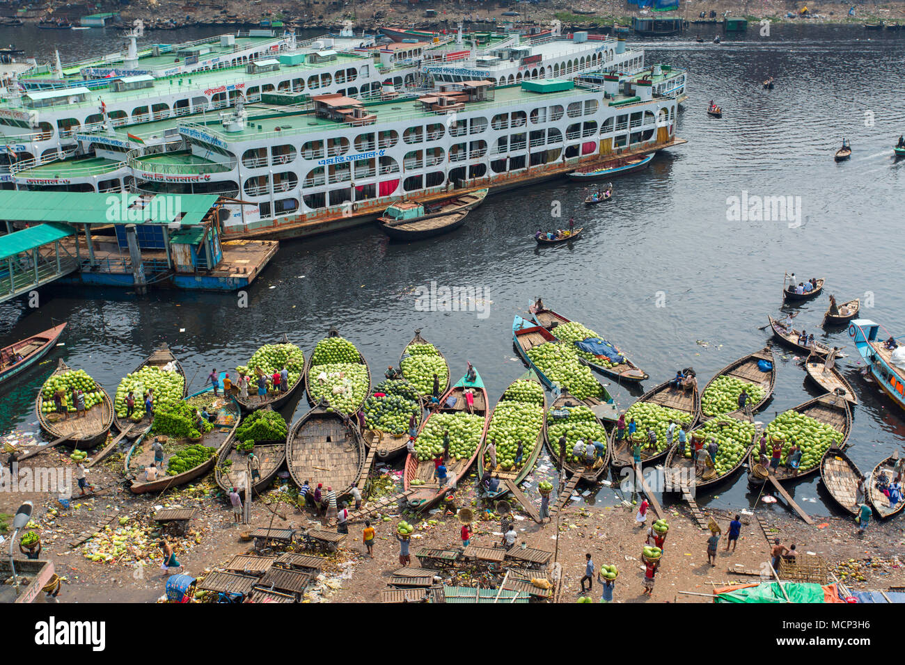 Dhaka, Bangladesch. 17 Apr, 2018. Arbeiter in einem Großmarkt für Obst Markt in frisch Wassermelonen von Yachten in Buriganga Fluss in waizghat Bereich entlasten, Dhaka, Bangladesch am 17. April 2018. Credit: Jahangir Alam Onuchcha/Alamy leben Nachrichten Stockfoto