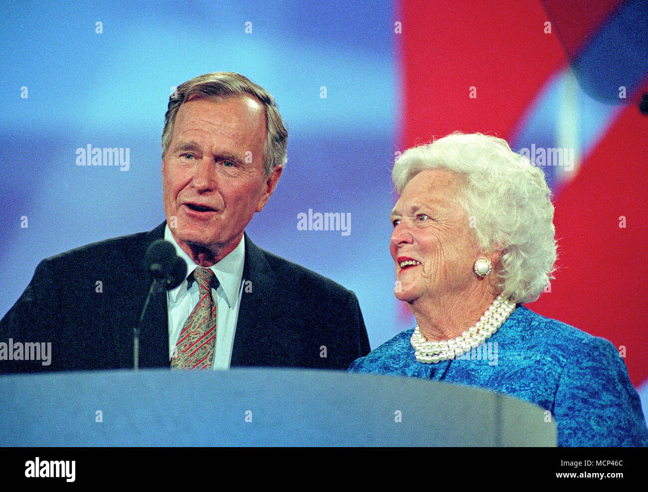 *** Datei PHOO *** BARBARA BUSH HAT VERSTORBEN (1925-2018) Ehemalige Präsidenten der Vereinigten Staaten George H.W. Bush, Links, und ehemalige First Lady Barbara Bush, rechts, auf das Podium der Republican National Convention 1996 an der San Diego Convention Center in San Diego, Kalifornien, am 12. August 1996. Credit: Ron Sachs/CNP/MediaPunch Stockfoto