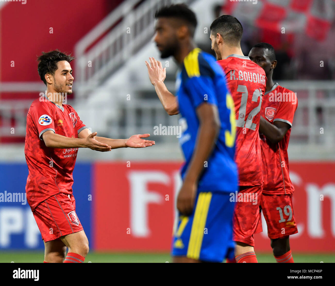 Doha, Katar. 17 Apr, 2018. Abdelrahman Fahmi (L) von Al Duhail SC feiert, nachdem das erste Tor gegen UAE's Al Wahda FSCC während der AFC Champions League Gruppe B Fußballspiel zwischen Katar und den VEREINIGTEN ARABISCHEN EMIRATEN AL Duhail SC's Al Wahda FSCC an Abdullah Bin Khalifa Stadion in Doha, Katar, 17. April 2018. Al Duhail gewann 1:0. Credit: Nikku/Xinhua/Alamy leben Nachrichten Stockfoto