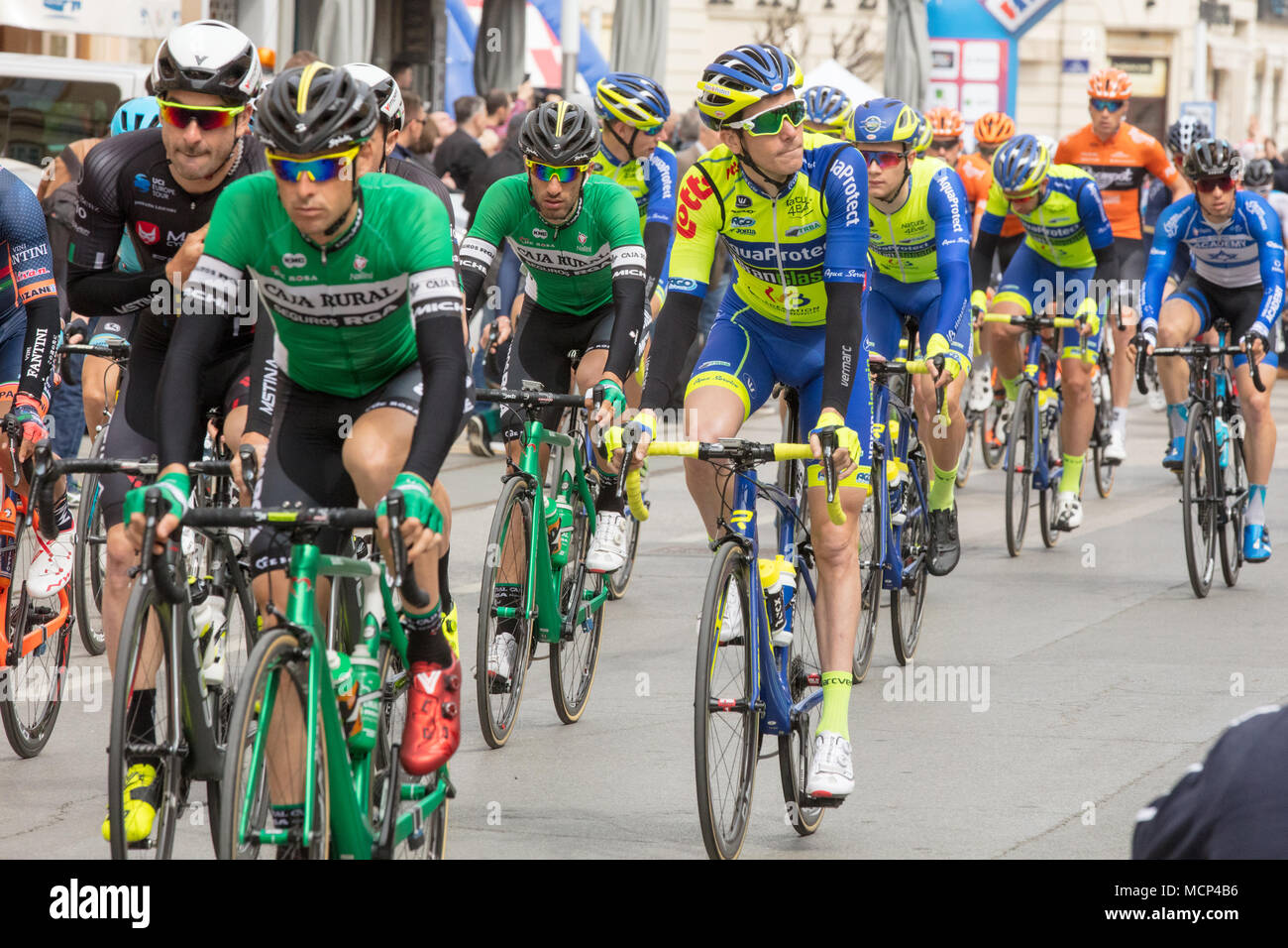 Koprivnica. 17 Apr, 2018. Radfahrer konkurrieren, während der ersten 227 km Etappe der Tour von Kroatien Radrennen in Koprivnica, Kroatien am 17. April 2018. Internationales Radrennen Tour von Kroatien ist von April 17 bis 22 durch sechs Etappen auf der Strecke mehr als 1.000 Kilometer in ganz Kroatien. Credit: Vjeran Zganec Rogulja/Xinhua/Alamy leben Nachrichten Stockfoto