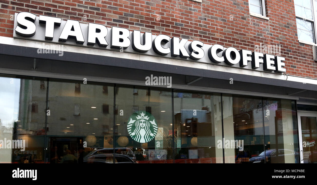 New York City, New York, USA. 17 Apr, 2018. Eine Ansicht von Starbucks, nachdem bekannt wurde, dass Starbucks 8000 speichert für einen Nachmittag in der Nähe am 29. Mai, für rassische-bias Ausbildung nach einem Ereignis in einem Philadelphia Starbucks, wo zwei unschuldigen schwarzen Männern rassistisch eingestuft wurden und verhaftet. Credit: Nancy Kaszerman/ZUMA Draht/Alamy leben Nachrichten Stockfoto