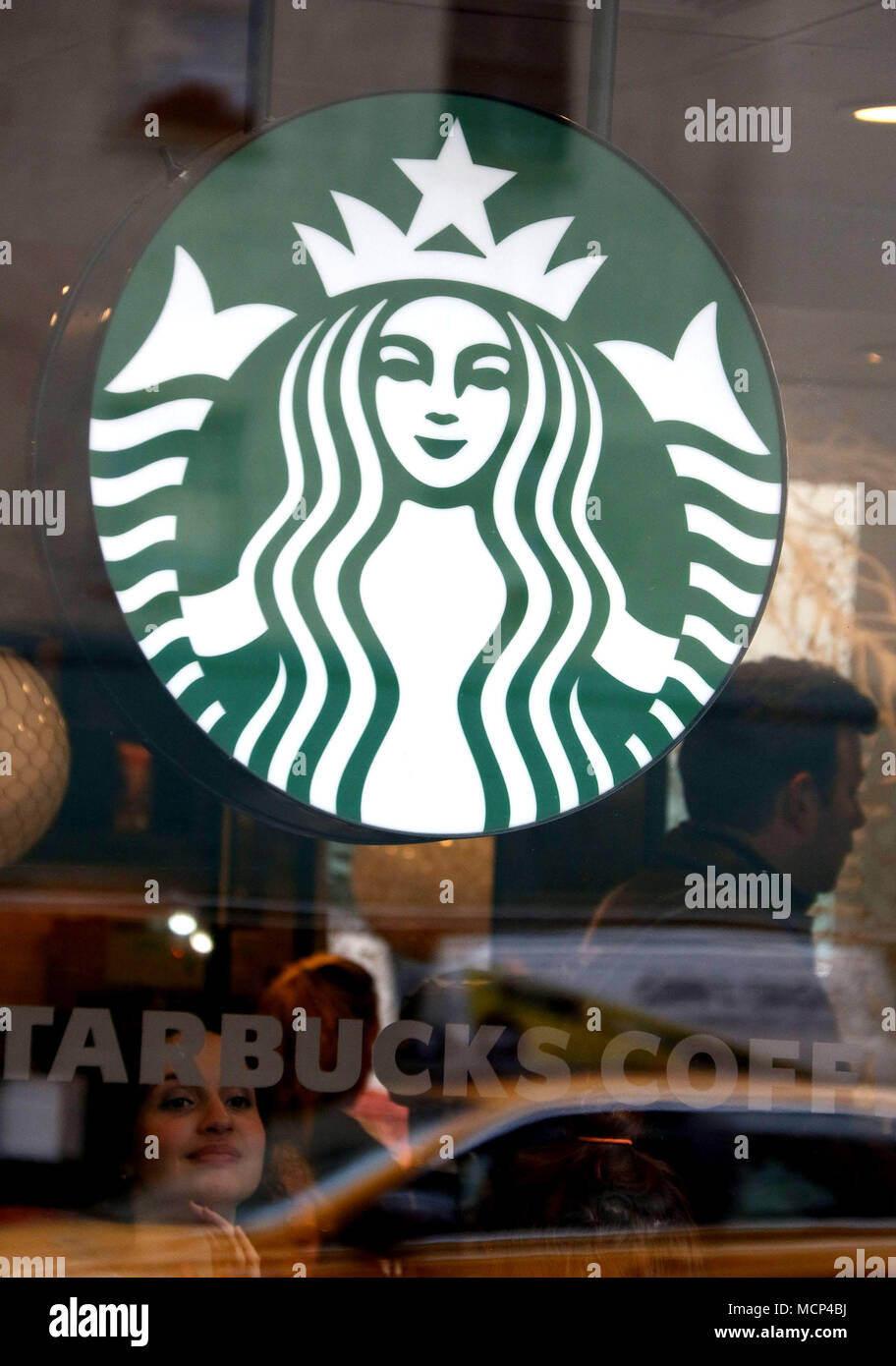 New York City, New York, USA. 17 Apr, 2018. Eine Ansicht von Starbucks logo, nachdem bekannt wurde, dass Starbucks 8000 speichert für einen Nachmittag in der Nähe am 29. Mai, für rassische-bias Ausbildung nach einem Ereignis in einem Philadelphia Starbucks, wo zwei unschuldigen schwarzen Männern rassistisch eingestuft wurden und verhaftet. Credit: Nancy Kaszerman/ZUMA Draht/Alamy leben Nachrichten Stockfoto