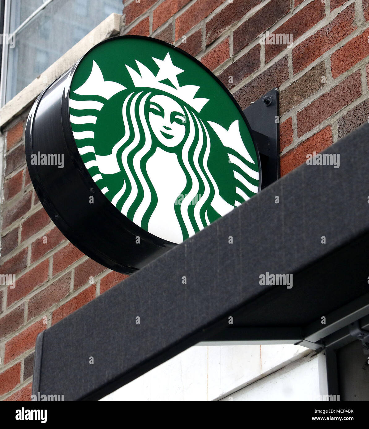 New York City, New York, USA. 17 Apr, 2018. Ein Blick auf die Starbucks logo, nachdem bekannt wurde, dass Starbucks 8000 speichert für einen Nachmittag in der Nähe am 29. Mai, für rassische-bias Ausbildung nach einem Ereignis in einem Philadelphia Starbucks, wo zwei unschuldigen schwarzen Männern rassistisch eingestuft wurden und verhaftet. Credit: Nancy Kaszerman/ZUMA Draht/Alamy leben Nachrichten Stockfoto