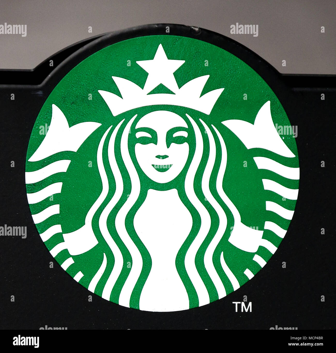 New York City, New York, USA. 17 Apr, 2018. Ein Blick auf die Starbucks logo, nachdem bekannt wurde, dass Starbucks 8000 speichert für einen Nachmittag in der Nähe am 29. Mai, für rassische-bias Ausbildung nach einem Ereignis in einem Philadelphia Starbucks, wo zwei unschuldigen schwarzen Männern rassistisch eingestuft wurden und verhaftet. Credit: Nancy Kaszerman/ZUMA Draht/Alamy leben Nachrichten Stockfoto