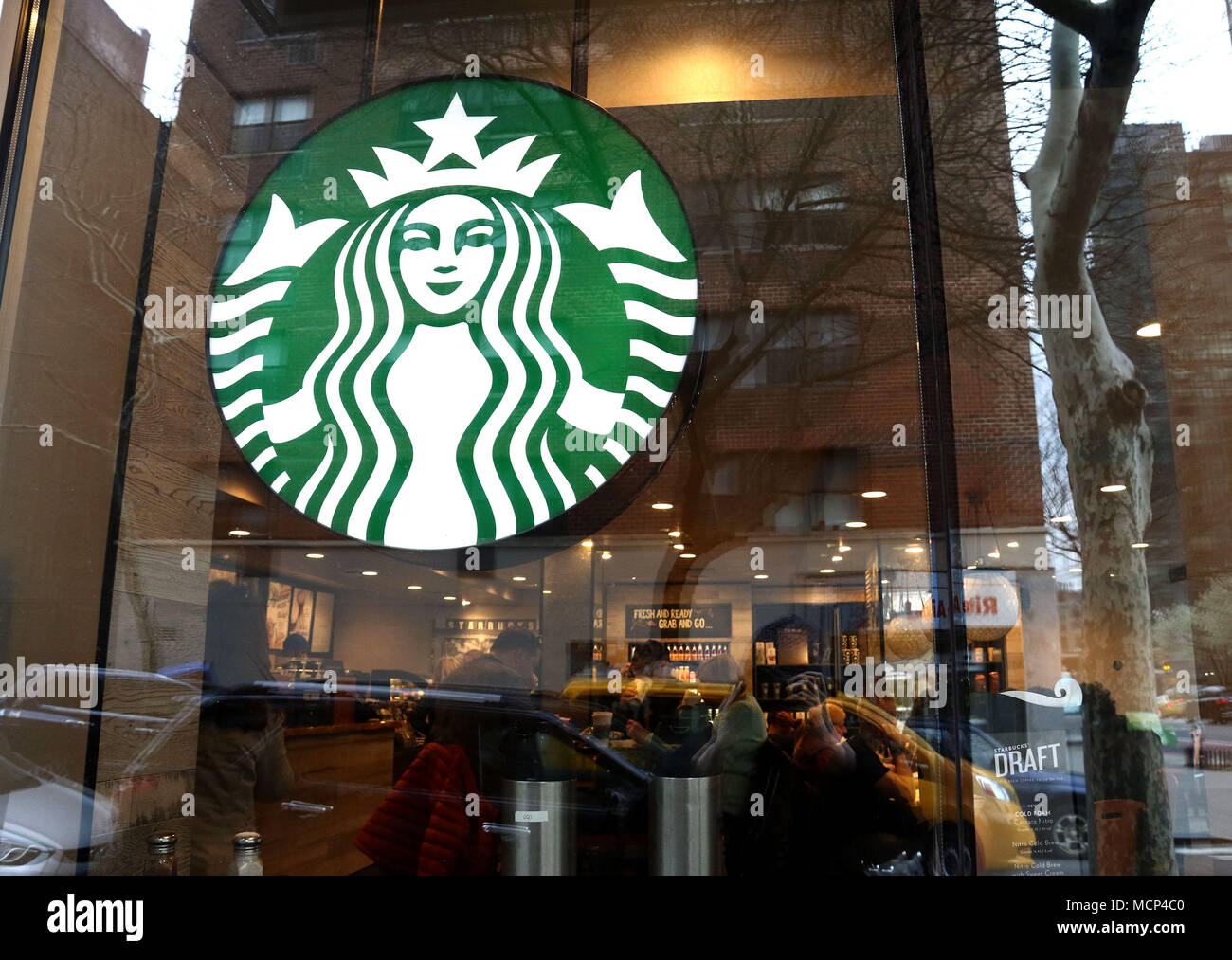 New York City, New York, USA. 17 Apr, 2018. Ein Blick auf die Starbucks logo, nachdem bekannt wurde, dass Starbucks 8000 speichert für einen Nachmittag in der Nähe am 29. Mai, für rassische-bias Ausbildung nach einem Ereignis in einem Philadelphia Starbucks, wo zwei unschuldigen schwarzen Männern rassistisch eingestuft wurden und verhaftet. Credit: Nancy Kaszerman/ZUMA Draht/Alamy leben Nachrichten Stockfoto