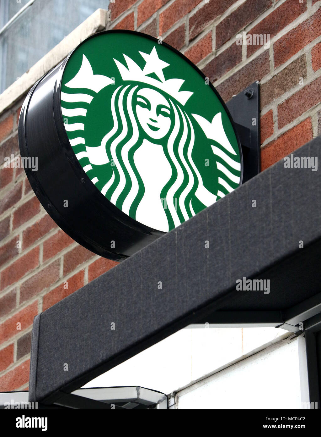 New York City, New York, USA. 17 Apr, 2018. Ein Blick auf die Starbucks logo, nachdem bekannt wurde, dass Starbucks 8000 speichert für einen Nachmittag in der Nähe am 29. Mai, für rassische-bias Ausbildung nach einem Ereignis in einem Philadelphia Starbucks, wo zwei unschuldigen schwarzen Männern rassistisch eingestuft wurden und verhaftet. Credit: Nancy Kaszerman/ZUMA Draht/Alamy leben Nachrichten Stockfoto