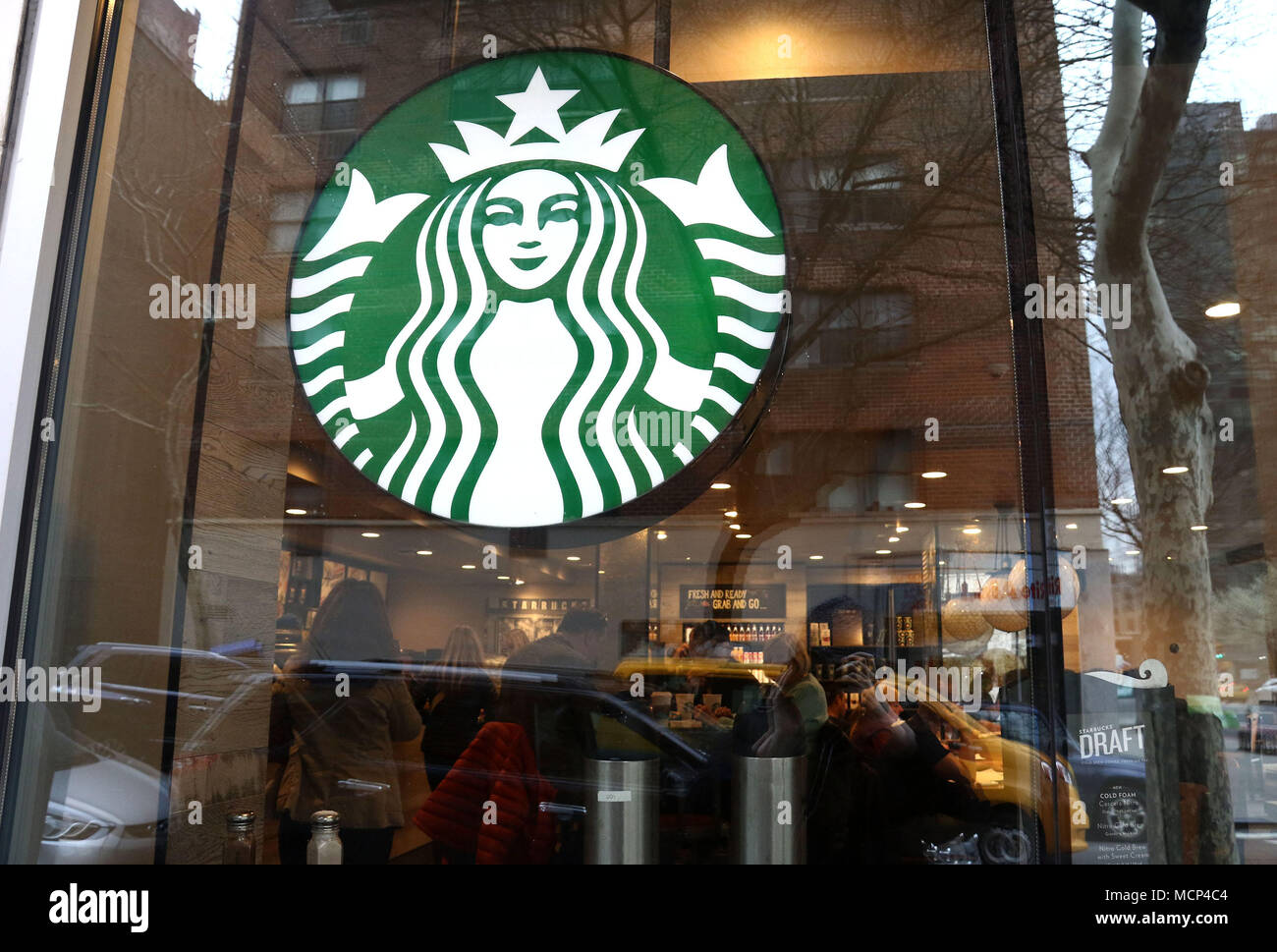 New York City, New York, USA. 17 Apr, 2018. Ein Blick auf die Starbucks logo, nachdem bekannt wurde, dass Starbucks 8000 speichert für einen Nachmittag in der Nähe am 29. Mai, für rassische-bias Ausbildung nach einem Ereignis in einem Philadelphia Starbucks, wo zwei unschuldigen schwarzen Männern rassistisch eingestuft wurden und verhaftet. Credit: Nancy Kaszerman/ZUMA Draht/Alamy leben Nachrichten Stockfoto