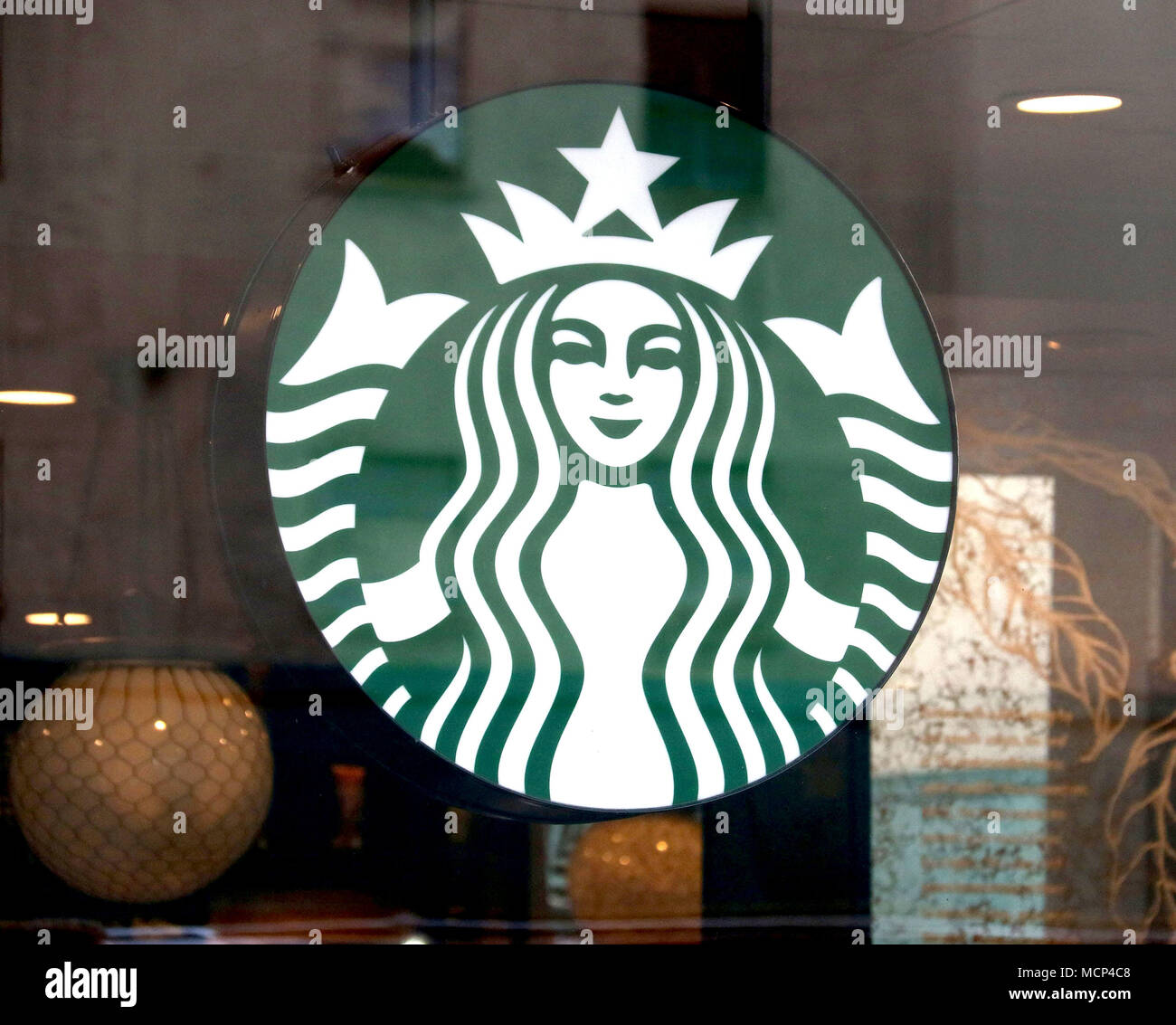 New York City, New York, USA. 17 Apr, 2018. Eine Ansicht von Starbucks logo, nachdem bekannt wurde, dass Starbucks 8000 speichert für einen Nachmittag in der Nähe am 29. Mai, für rassische-bias Ausbildung nach einem Ereignis in einem Philadelphia Starbucks, wo zwei unschuldigen schwarzen Männern rassistisch eingestuft wurden und verhaftet. Credit: Nancy Kaszerman/ZUMA Draht/Alamy leben Nachrichten Stockfoto