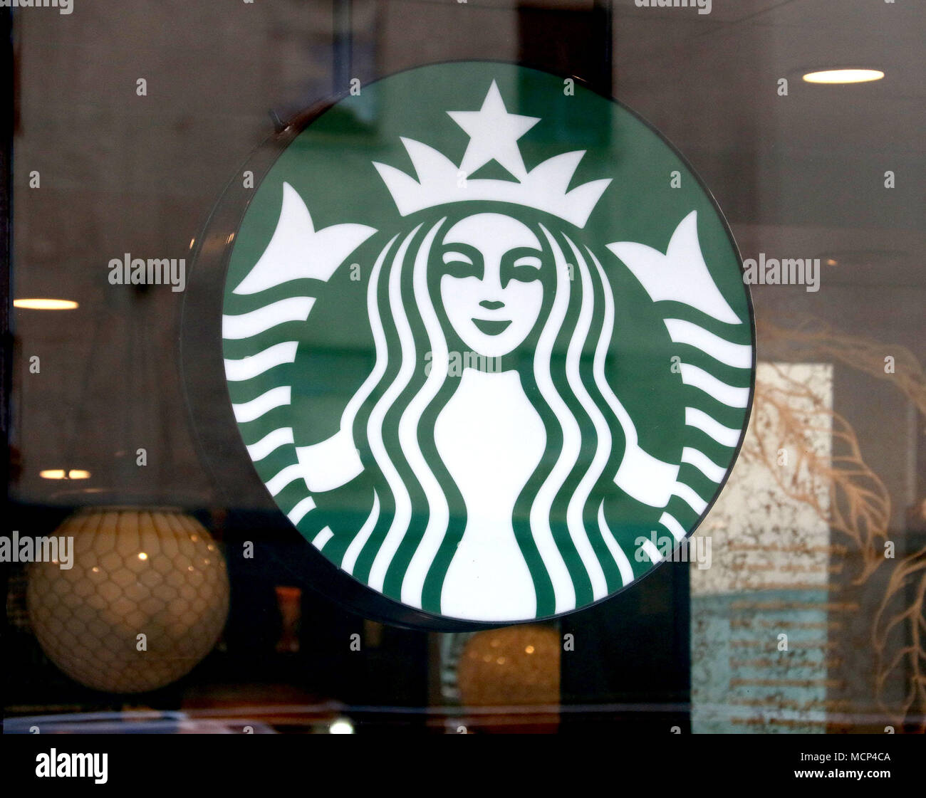 New York City, New York, USA. 17 Apr, 2018. Eine Ansicht von Starbucks logo, nachdem bekannt wurde, dass Starbucks 8000 speichert für einen Nachmittag in der Nähe am 29. Mai, für rassische-bias Ausbildung nach einem Ereignis in einem Philadelphia Starbucks, wo zwei unschuldigen schwarzen Männern rassistisch eingestuft wurden und verhaftet. Credit: Nancy Kaszerman/ZUMA Draht/Alamy leben Nachrichten Stockfoto