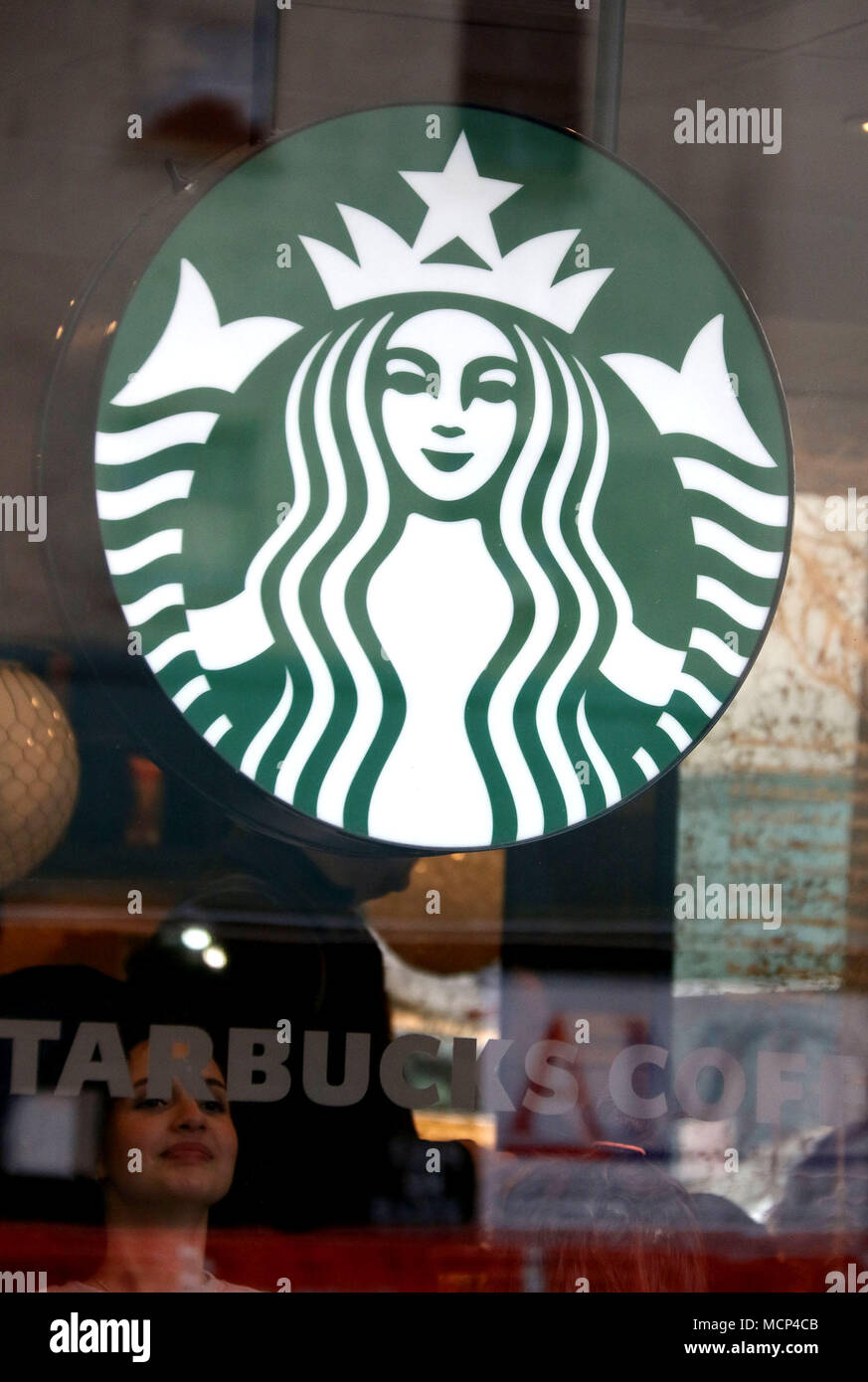 New York City, New York, USA. 17 Apr, 2018. Eine Ansicht von Starbucks logo, nachdem bekannt wurde, dass Starbucks 8000 speichert für einen Nachmittag in der Nähe am 29. Mai, für rassische-bias Ausbildung nach einem Ereignis in einem Philadelphia Starbucks, wo zwei unschuldigen schwarzen Männern rassistisch eingestuft wurden und verhaftet. Credit: Nancy Kaszerman/ZUMA Draht/Alamy leben Nachrichten Stockfoto