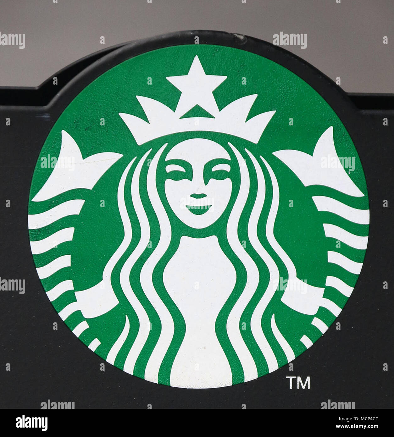 New York City, New York, USA. 17 Apr, 2018. Ein Blick auf die Starbucks logo, nachdem bekannt wurde, dass Starbucks 8000 speichert für einen Nachmittag in der Nähe am 29. Mai, für rassische-bias Ausbildung nach einem Ereignis in einem Philadelphia Starbucks, wo zwei unschuldigen schwarzen Männern rassistisch eingestuft wurden und verhaftet. Credit: Nancy Kaszerman/ZUMA Draht/Alamy leben Nachrichten Stockfoto
