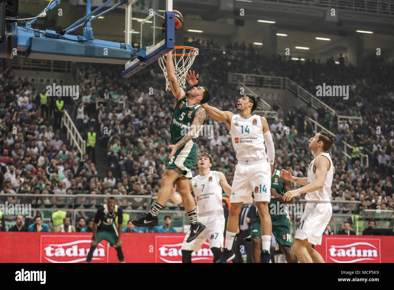 Athen, Griechenland. 17 Apr, 2018. Panathinaikos' Mike James (oben L) Dunks gegen Gustavo Ayon von Real Madrid während des Spiels der Euroleague Endspiel zwischen Panathinaikos und Real Madrid im Olympiastadion Athen in Athen, Griechenland, am 17. April 2018. Credit: Lefteris Partsalis/Xinhua/Alamy leben Nachrichten Stockfoto