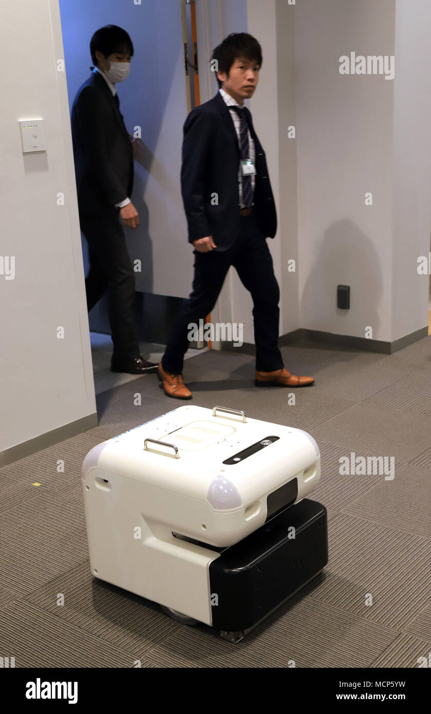 Tokio, Japan. 17 Apr, 2018. Japans Roboter venture Cyberdyne und Entwickler Riese Mitsui Fudosan autonomes Fahren Bodenreinigung Roboter demonstrieren CL02 bei Mitsui Fudosan's Shopping mall Diver Stadt Tokyo Plazae in Tokio am Dienstag, 17. April 2018. Mitsui Fudosan begann ab März die Cyberdyne CL02 an den kommerziellen Einrichtungen, hat große offene Decken und komplexe Kurve geformt Wege zu verwenden, Verwenden von erweiterten sesnsing und AI-Technologie. Credit: Yoshio Tsunoda/LBA/Alamy leben Nachrichten Stockfoto