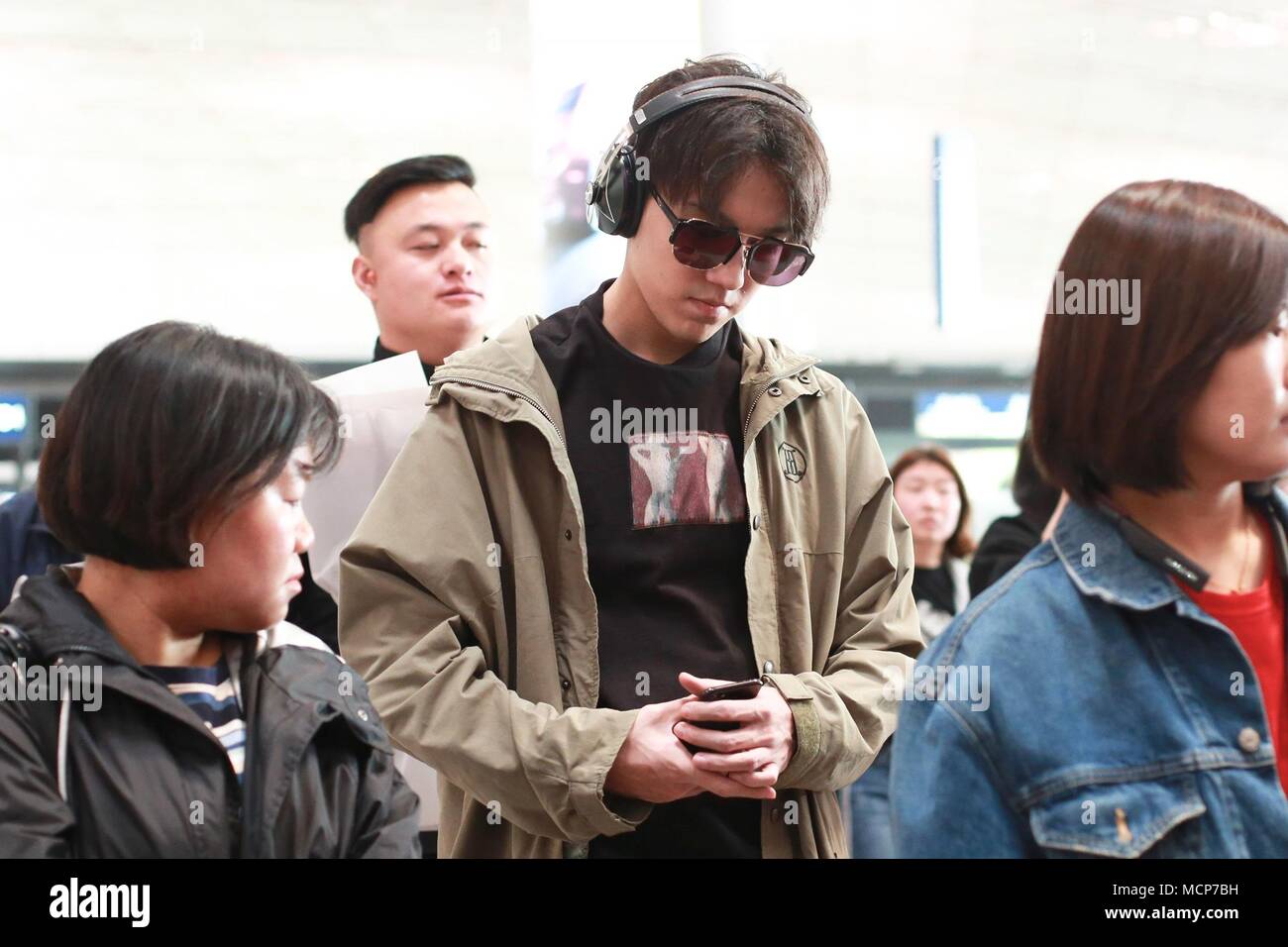 Peking, Peking, China. 18 Apr, 2018. Peking, China 18. April 2018: Die KASACHISCHEN Sängerin Dimash Kudaibergen am Flughafen in Peking. Credit: SIPA Asien/ZUMA Draht/Alamy leben Nachrichten Stockfoto