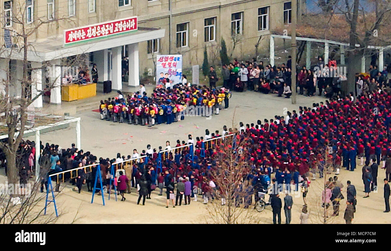 Pjöngjang, Apr 2, 2018: Ein Eingang Zeremonie ist im Dong Heung Volksschule in Pyongyang, North Korea statt. Redaktion VERWENDEN SIE NUR Credit: Koreanischer Kunst Performance Pressekorps/LBA/Alamy leben Nachrichten Stockfoto