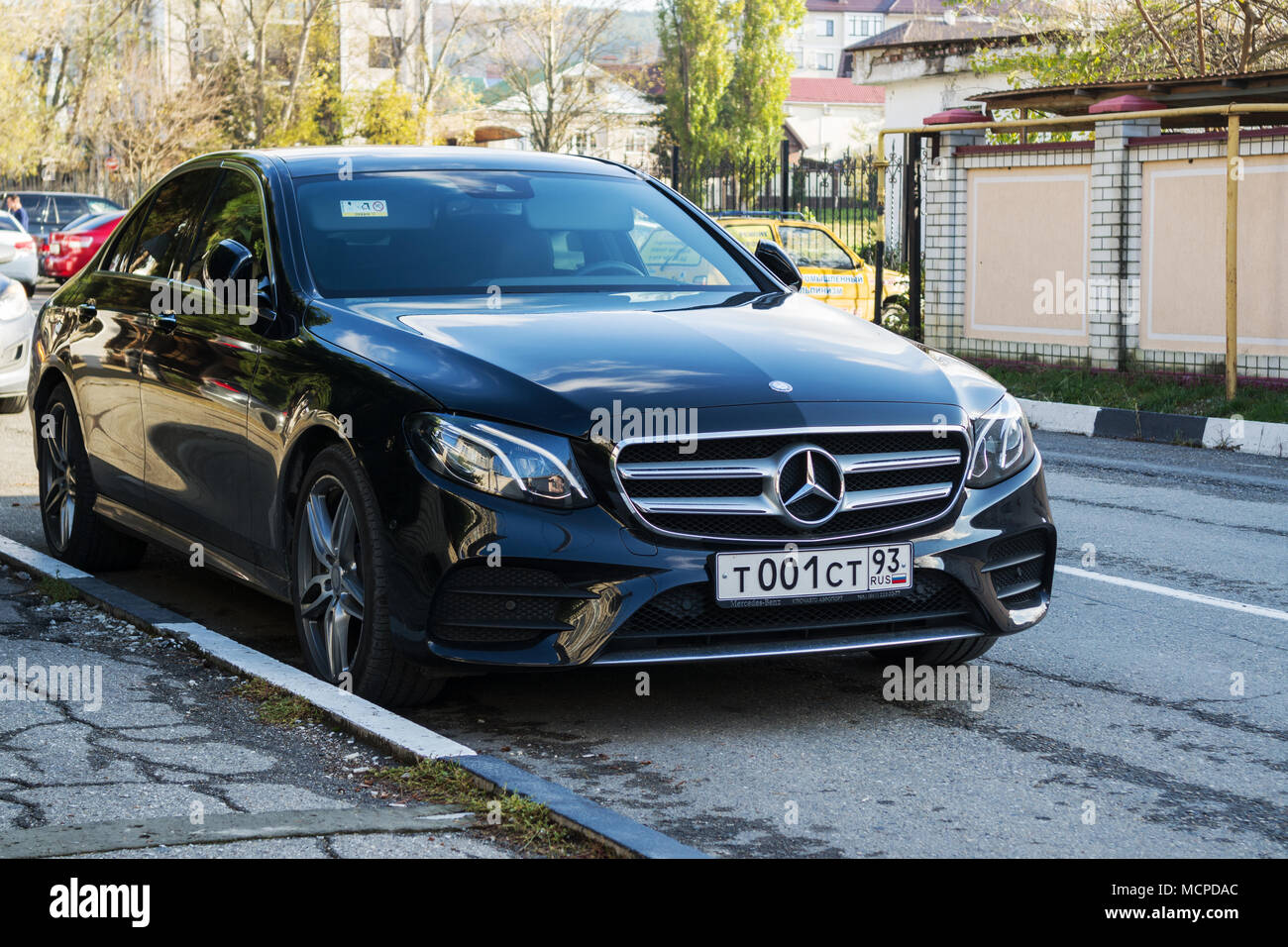 Sochi, Russland - November 08, 2017: Die neuen weißen Mercedes Benz auf der Straße geparkt. Stockfoto