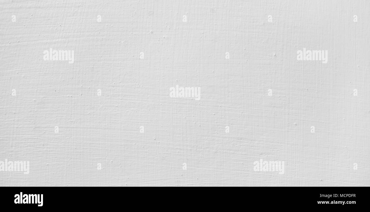 Weiß verputzten Wand Hintergrund mit kleinen Kratzern. Beton wand Textur close-up. Stockfoto