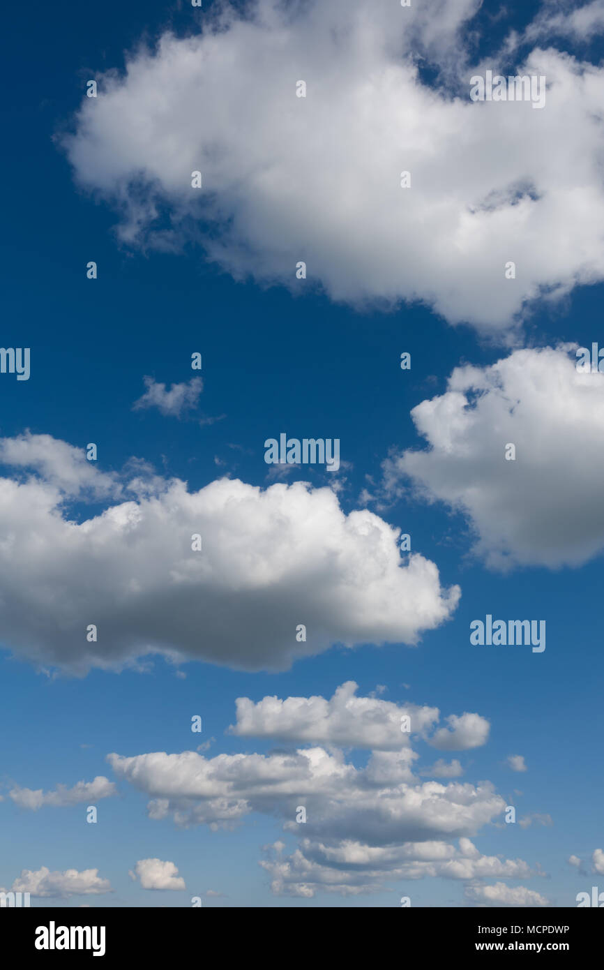 Schöne Wolken fliyng gegen den blauen Himmel. Klarer Himmel Hintergrund ohne  Vögel und Lärm Stockfotografie - Alamy