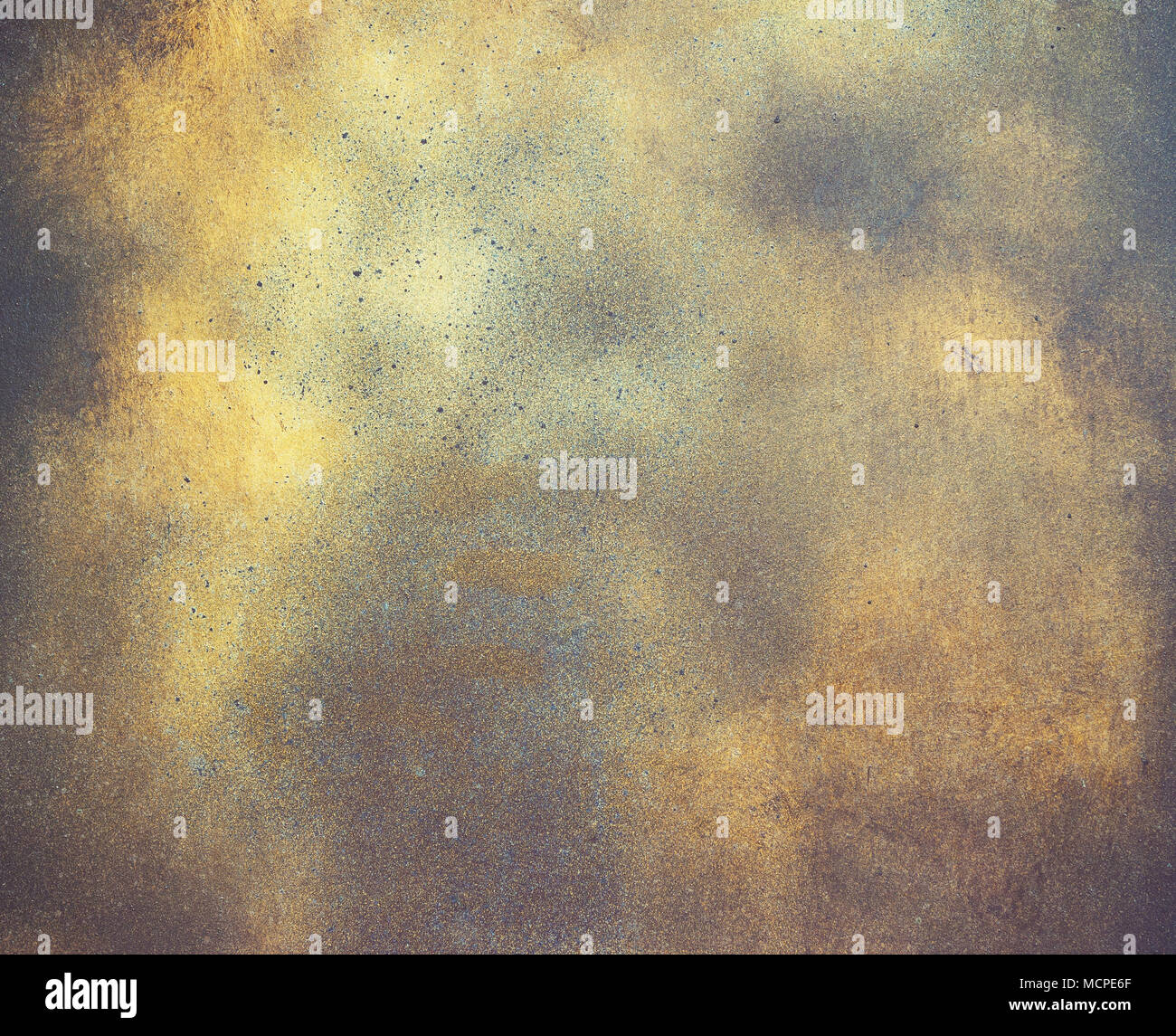 Zusammenfassung Hintergrund, alte metallischen Platte mit goldener Farbe auf der Oberfläche. Alte verwitterte metallischen Hintergrund mit goldenen Emaille. Stockfoto