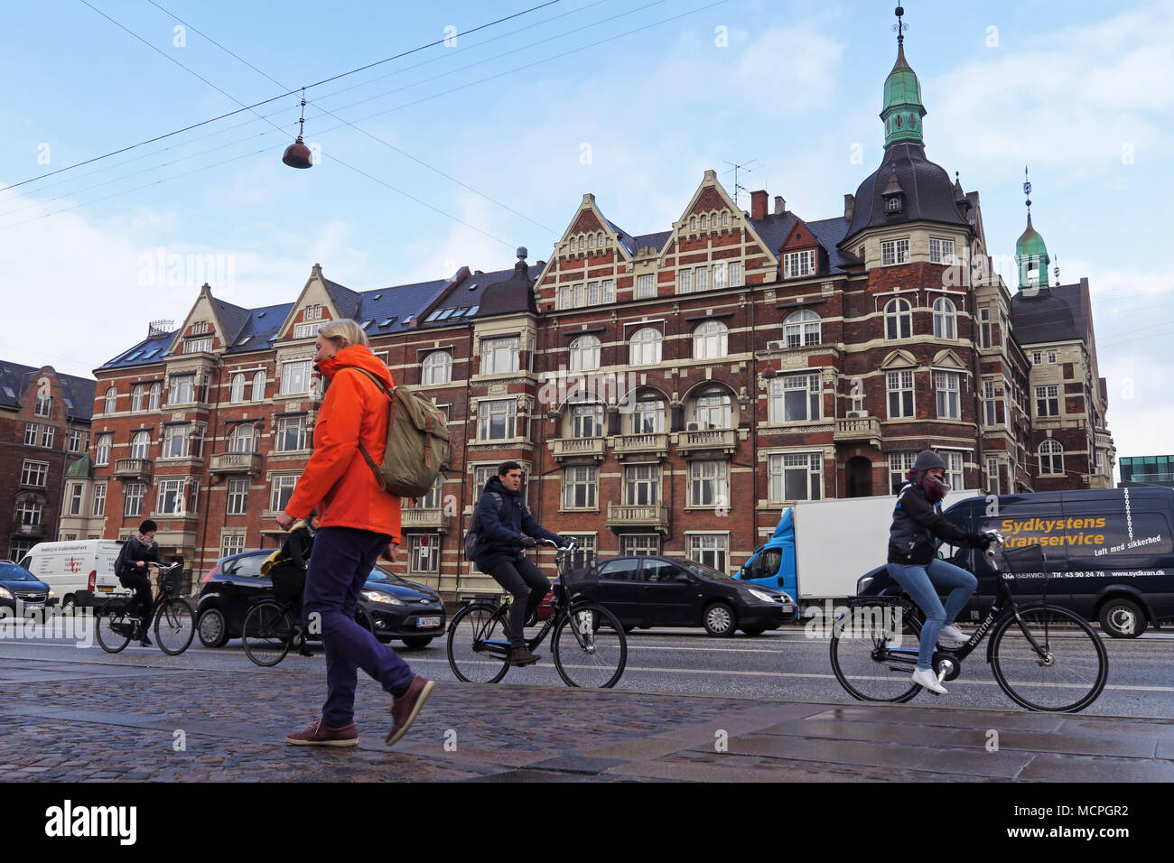 Verkehr in Kopenhagen entlang HC Andersen Boulevard in der Nähe von langebro Brücke Stockfoto