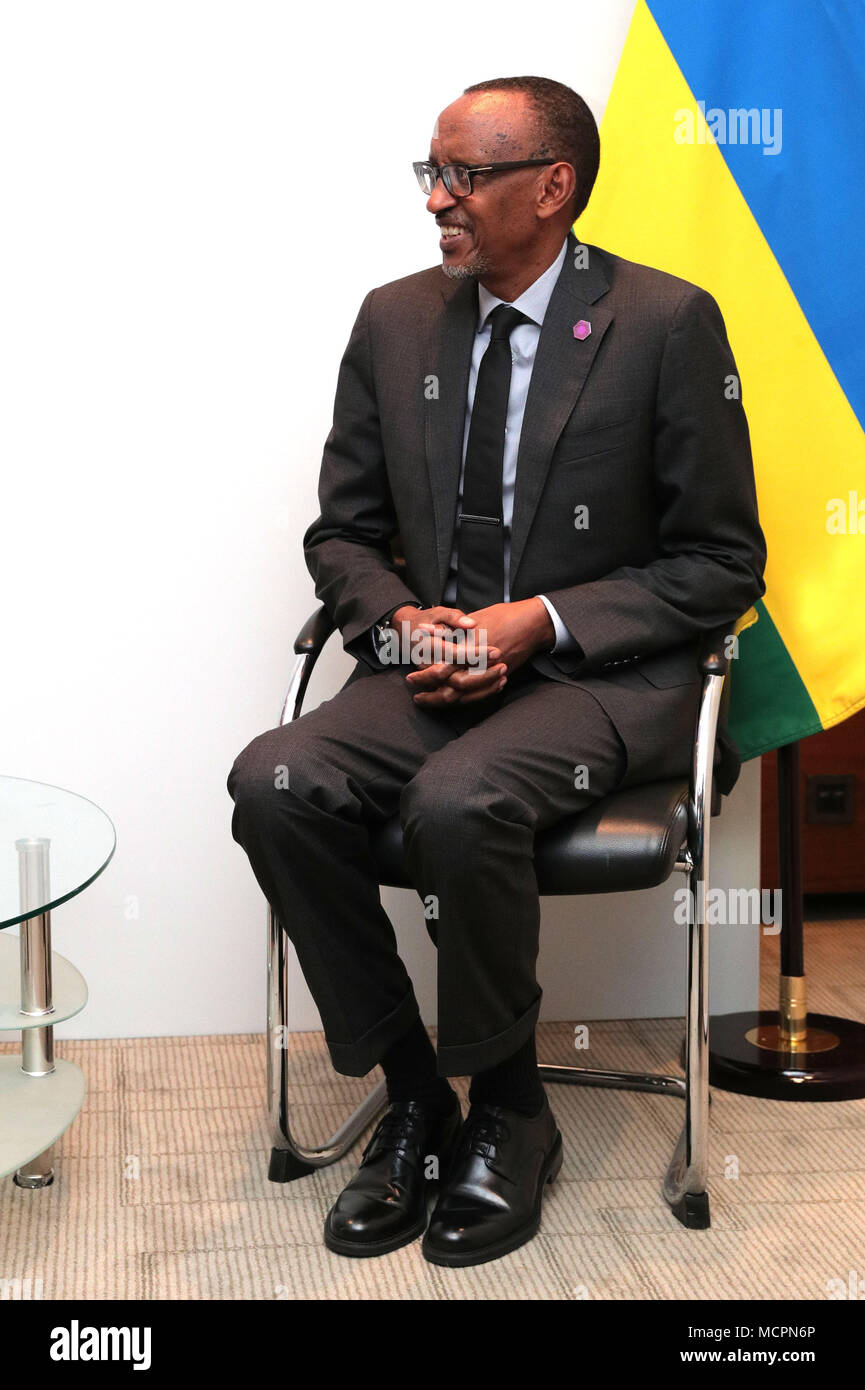 Die Präsidenten von Ruanda, Paul Kagame bei bilateralen Gesprächen mit Außenminister Boris Johnson, im Intercontinental in Central London, während der Tagung der Regierungschefs des Commonwealth. Stockfoto