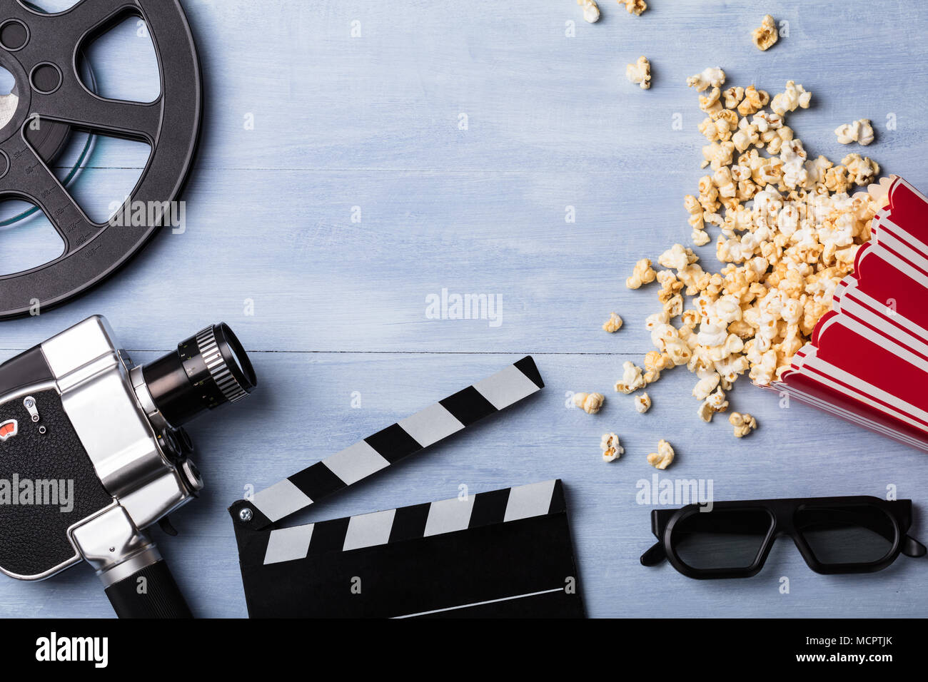 Hohe Betrachtungswinkel von Verschütteten Popcorn mit Klappe, 3D-Brillen, Filmrolle und Film Kamera Stockfoto