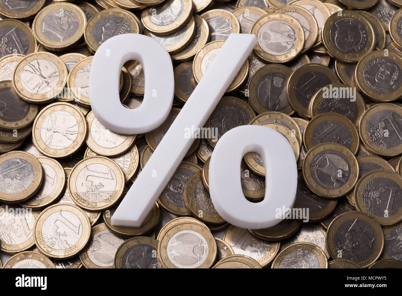 Hohe Betrachtungswinkel ein Prozentzeichen auf Euro-münzen Stockfoto