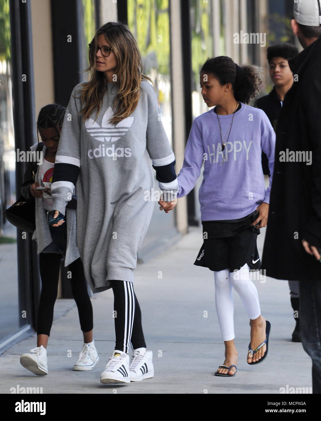 Heidi Klum kommt an eine Klinik mit ihren Kindern mit: Heidi Klum, Lou Sulola Samuel, Henry Günther Ademola Dashtu Samuel Wo: Beverly Hills, Kalifornien, USA, wenn: 17 Mrz 2018 Credit: WENN Stockfoto