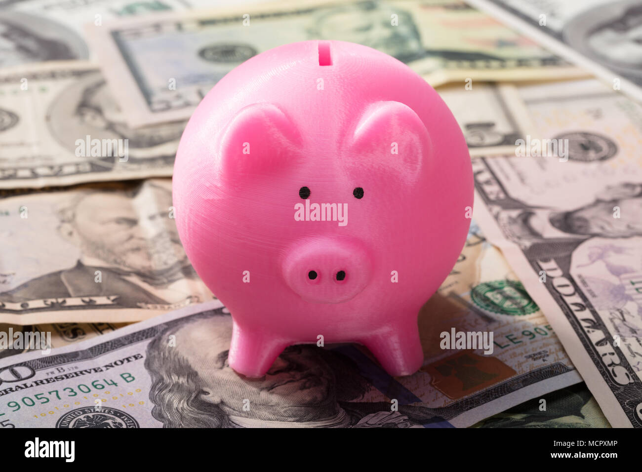 In der Nähe von rosa Sparschwein auf amerikanischen Banknoten Stockfoto