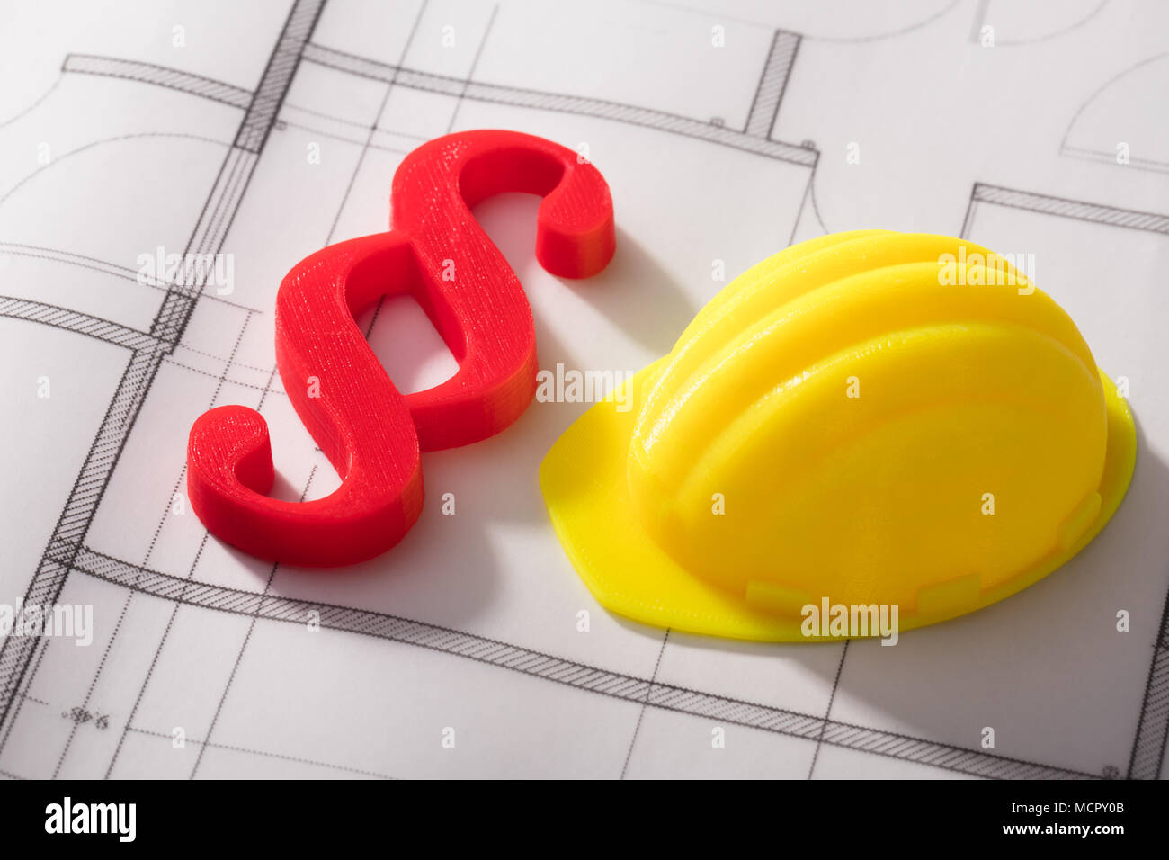 Hohe Betrachtungswinkel von Gelben Schutzhelm und roten Absatz Symbol auf Blueprint Stockfoto