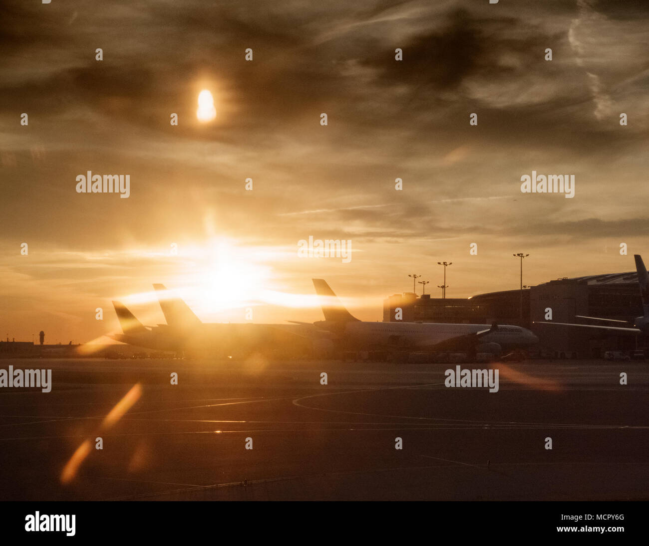 Silhouette von Flugzeug bei Sonnenuntergang, Toronto, Kanada Stockfoto
