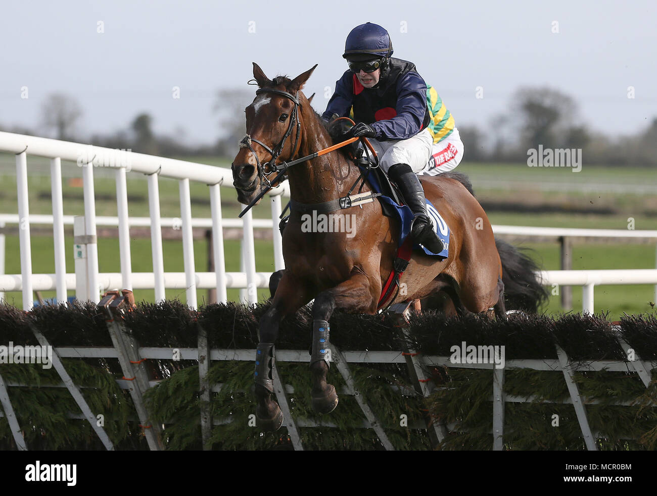Agent Boru geritten von Jonathan Moore löscht die letzte auf dem Weg zum Gewinnen der I.N.H. Hengst Besitzer EBF Anfänger Handicap Hürde Reihe Endrunde während der Osterferien Dienstag Sitzung am Fairyhouse, Ratoath. Stockfoto