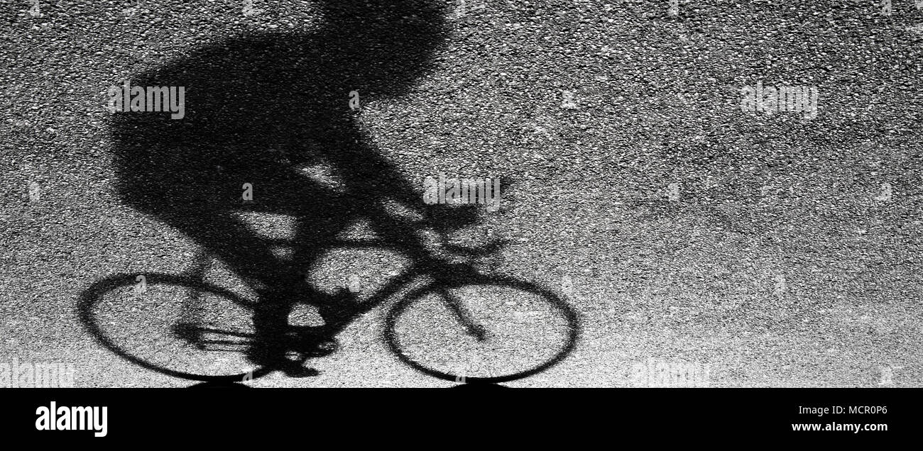 Unscharfe Silhouette und Schatten eines Radprofi in Schwarz und Weiß Stockfoto