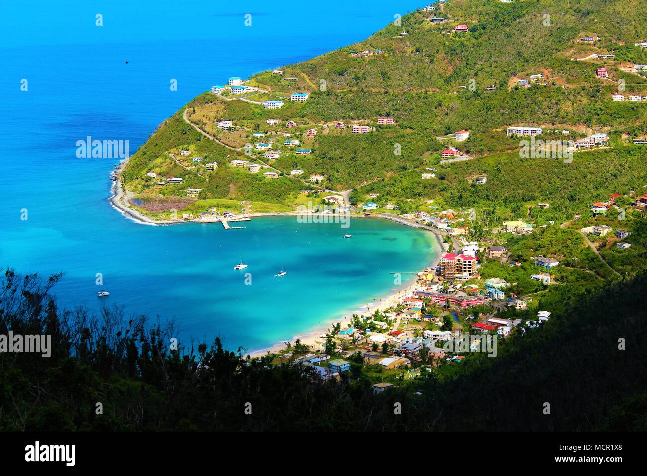 Ein Blick von hoch oben auf der Insel Tortola, British Virgin Islands, auf eine Bucht und Dorf an der Küste unten. 28. Februar 2018 Stockfoto