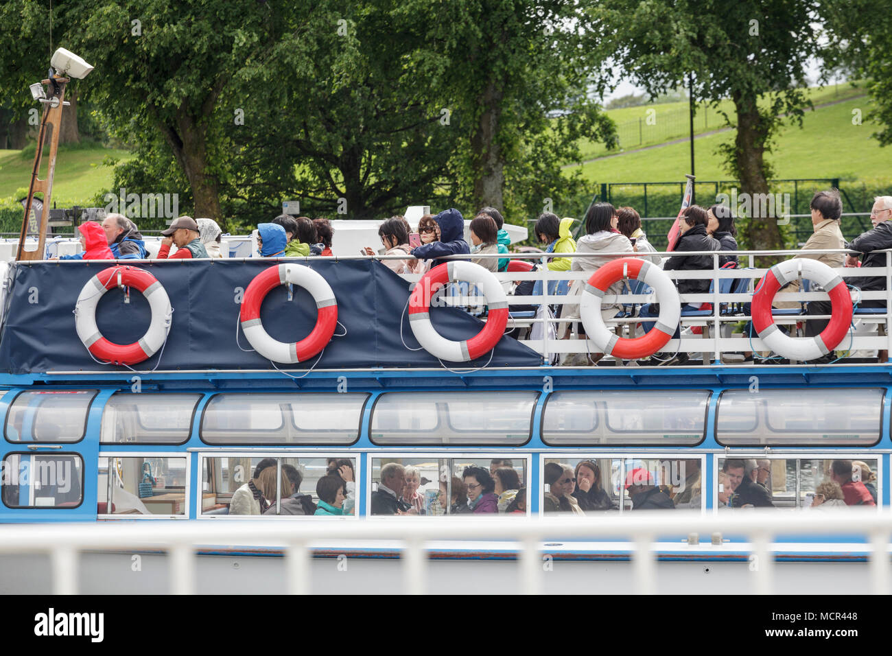 Lake District Besucher auf der Boot in Windermere, Cumbria Stockfoto