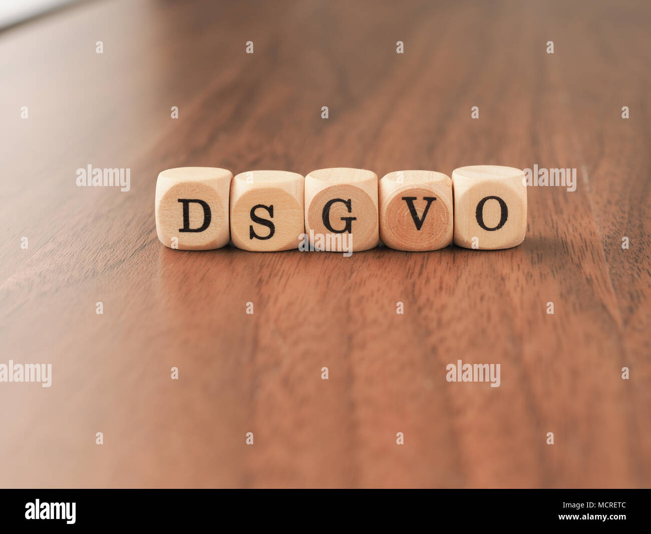 DSGVO Konzept Bild mit kleinen Würfel auf einem hölzernen Hintergrund Stockfoto