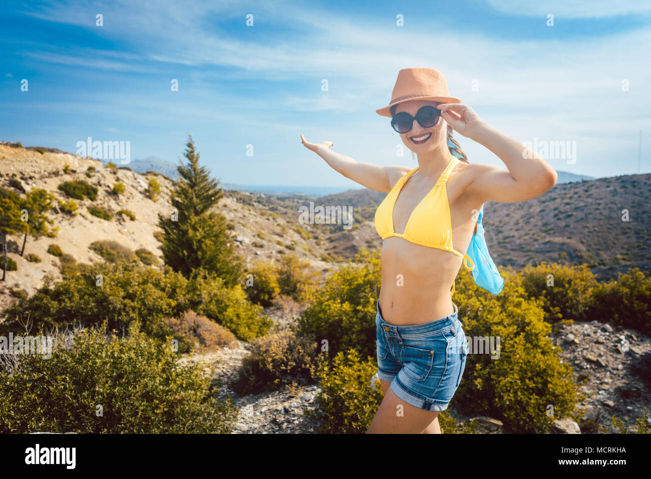 Frau touristische vor der südlichen europäischen Landschaft Stockfoto