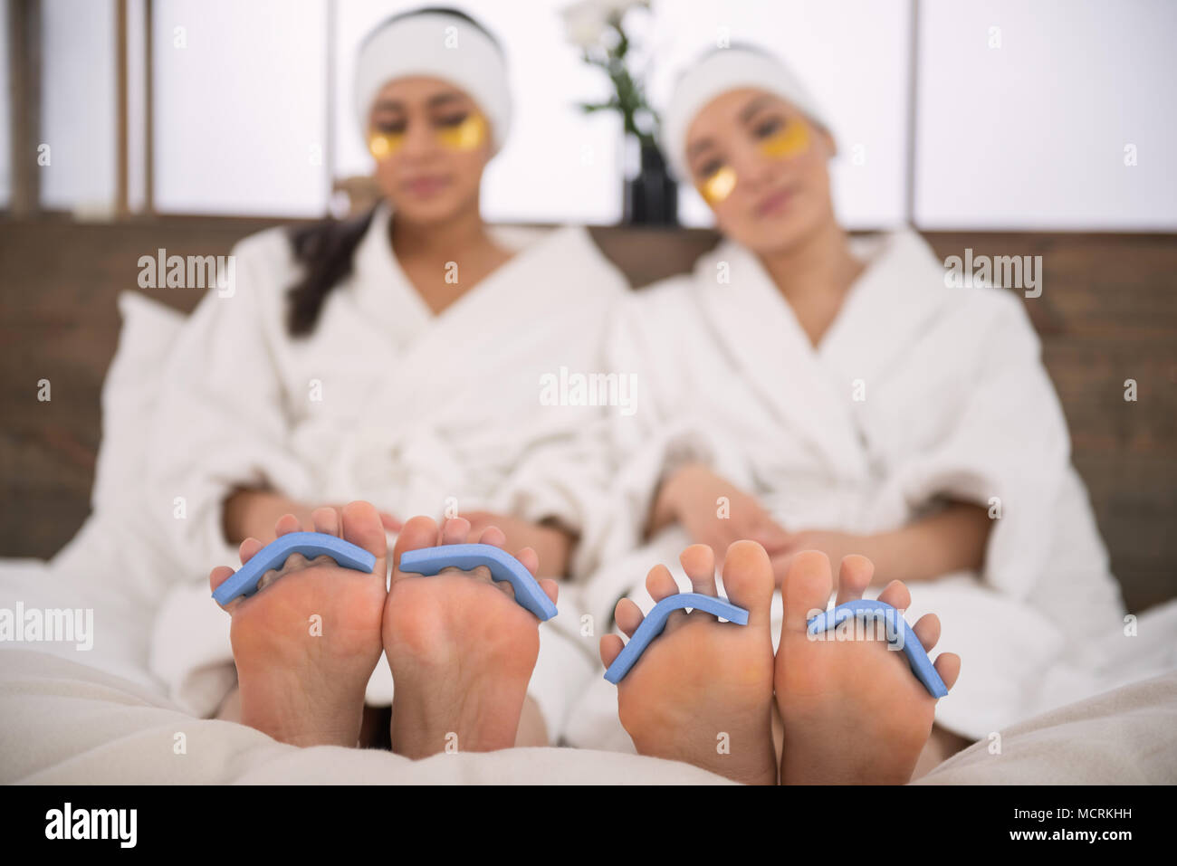 Selektiver Fokus der Füße mit toe Separatoren Stockfoto