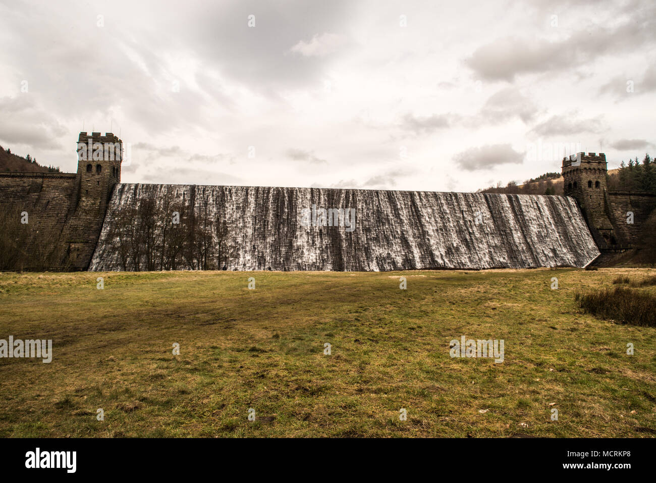 Derwent in der Flut Derbyshire Raymond Boswell Stockfoto