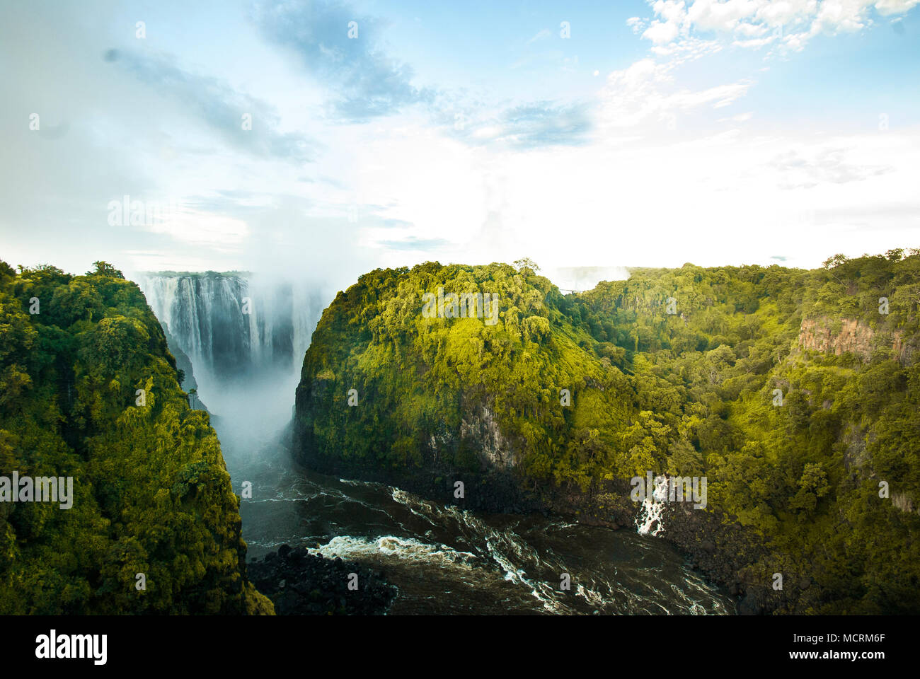 Blick auf die Victoria Falls oder Mosi oa Tunya. Es ist der breiteste Vorhang aus Wasser der Welt und eines der Naturwunder. Stockfoto