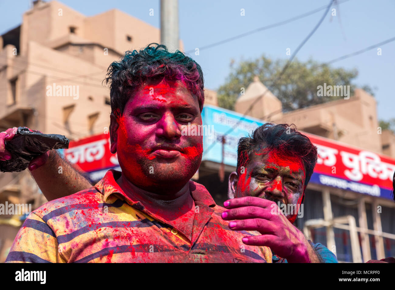 Feiern Holi, ein Hindu festival Frühling und Liebe mit Farben. In Varanasi Uttar Pradesh, Indien fotografierte Stockfoto
