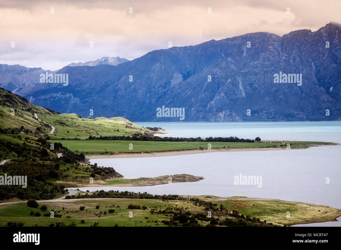 Wolken und Sonne über den Lake Hawea, Südinsel, Neuseeland. Stockfoto