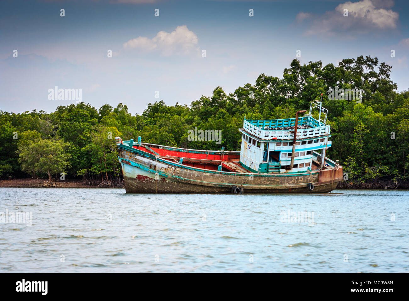 Die Hälfte gesunken Schiffbruch lehnte sich auf der einen Seite in Krabi, Thailand Stockfoto