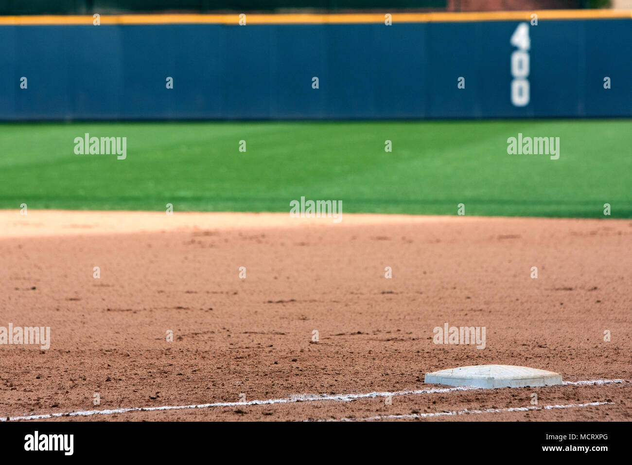 Leere Baseballfeld highlights First Base und outfield Wand. Stockfoto