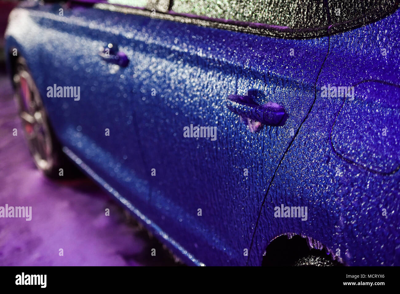 Auto abgedeckt in Eis bei Eisregen Phänomen Stockfoto