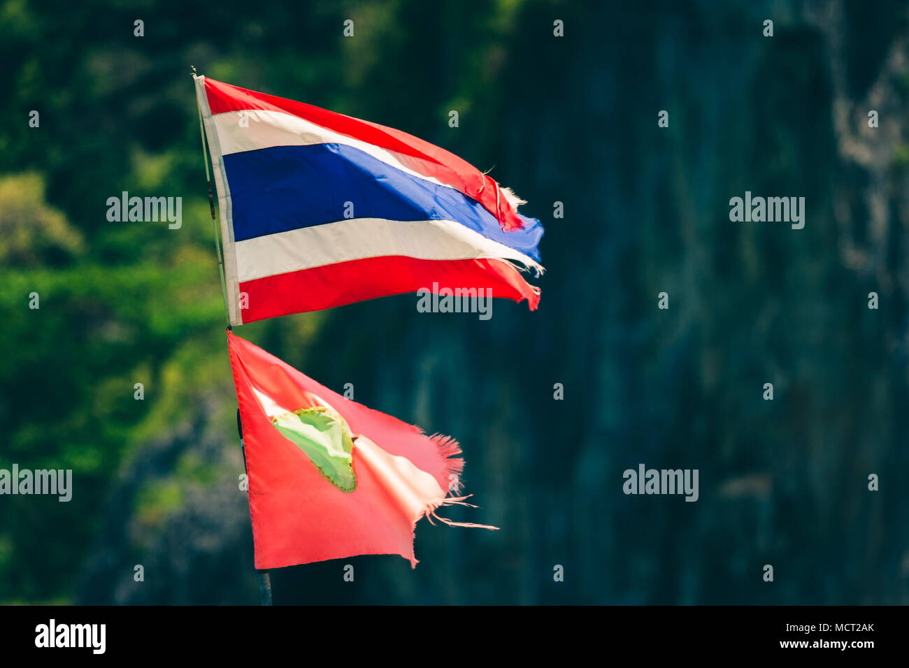 Bild eines thailändischen Flagge mit Bergen im bakground, Phi Phi Leh, der Hauptstadt von Thailand. Stockfoto